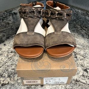 Naughty Monkey Loop D’Loop Sandal - Size 8.5